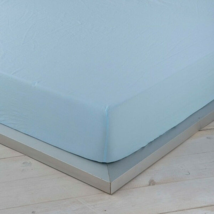 Blaues Spannbetttuch Naturals auf einer Matratze. Weiches, natürliches Material.