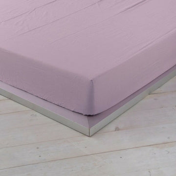 Nahaufnahme: Lila Spannbetttuch Naturals auf einem Bett. Weiche Textur und Farbe.