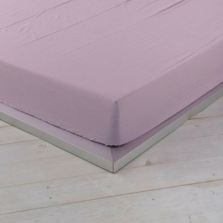 Nahaufnahme: Lila Spannbetttuch Naturals auf einem Bett. Weiche Textur und Farbe.