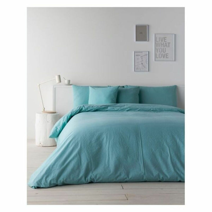 Grüner Naturals Lino Bettdeckenbezug. Minimalistisch Schlafzimmer mit weichen Kissen.