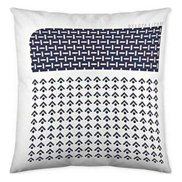 Weißer Kissenbezug (60x60cm) mit marineblauem geometrischen Muster.
