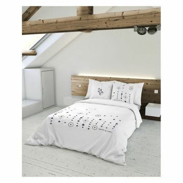 Weißer Bettdeckenbezug mit blauem Blumenmuster. Lopud Decke im Schlafzimmer.