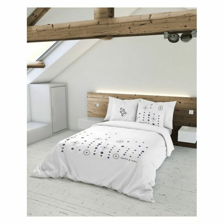 Weißer Bettdeckenbezug mit blauem Blumenmuster. Lopud Decke im Schlafzimmer.