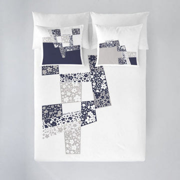 Bettdeckenbezug Galia von Devota & Lomba mit floralem Patchwork-Muster in Marineblau und Grau.