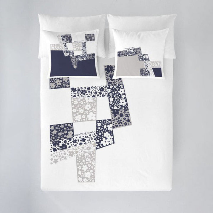 Bettdeckenbezug Galia von Devota & Lomba mit floralem Patchwork-Muster in Marineblau und Grau.