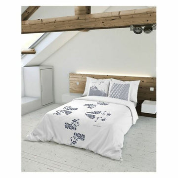 Weißer Bettdeckenbezug mit marineblauem Blumenmuster für Schlafzimmer-Dekoration.