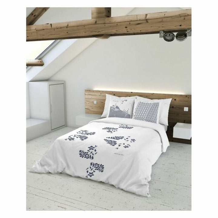 Weißer Bettdeckenbezug mit marineblauem Blumenmuster für Schlafzimmer-Dekoration.