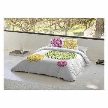 Bettdeckenbezug mit bunten Kreismustern. Weißer Bezug mit grünen, gelben und pinken Akzenten.