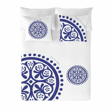 Bettdeckenbezug Klein Geo von Devota & Lomba mit blauem, geometrischem Muster.