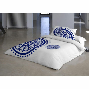 Weißer Bettbezug mit blauem Geo-Design. Inklusive passendem Kissenbezug. Stilvoll und bequem!