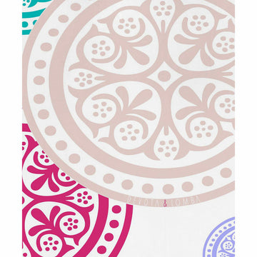 Detailansicht: Bettdeckenbezug mit Medaillon-Muster in Pink-, Fuchsia- und Blautönen.