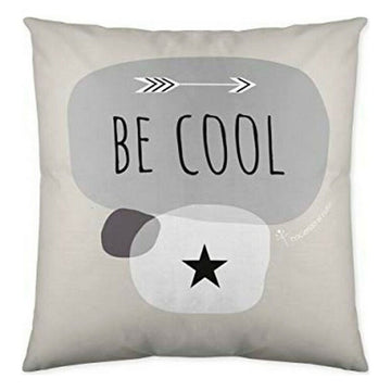 Kissenbezug mit 'Be Cool'-Schriftzug, Pfeil und Stern. Quadratischer Deko-Kissenbezug.