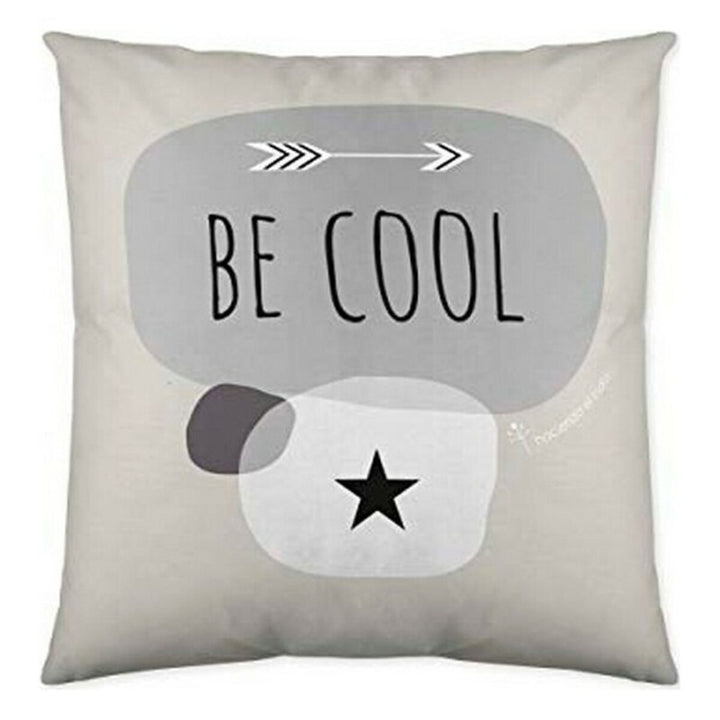 Kissenbezug mit 'Be Cool'-Schriftzug, Pfeil und Stern. Quadratischer Deko-Kissenbezug.