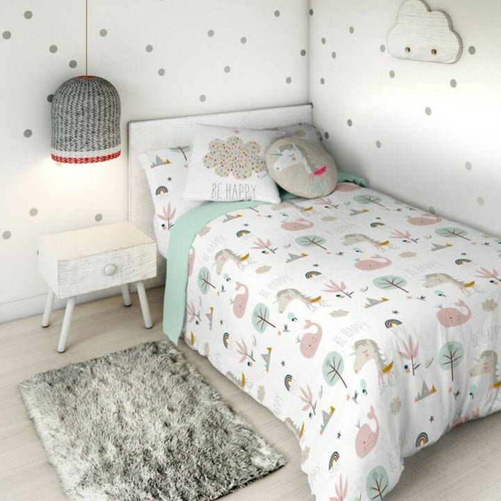 Bettdeckenbezug Rainbowland mit Einhorn Muster. Buntes Design mit Regenbogen und Bäumen auf weißem Stoff.
