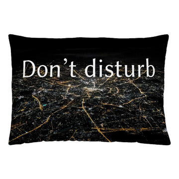 Schwarzer Kissenbezug mit "Don't disturb" Schriftzug und Stadtansicht, 30x50 cm.