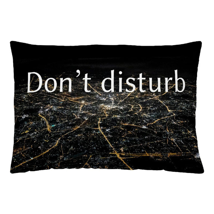 Schwarzer Kissenbezug mit "Don't disturb" Schriftzug und Stadtansicht, 30x50 cm.