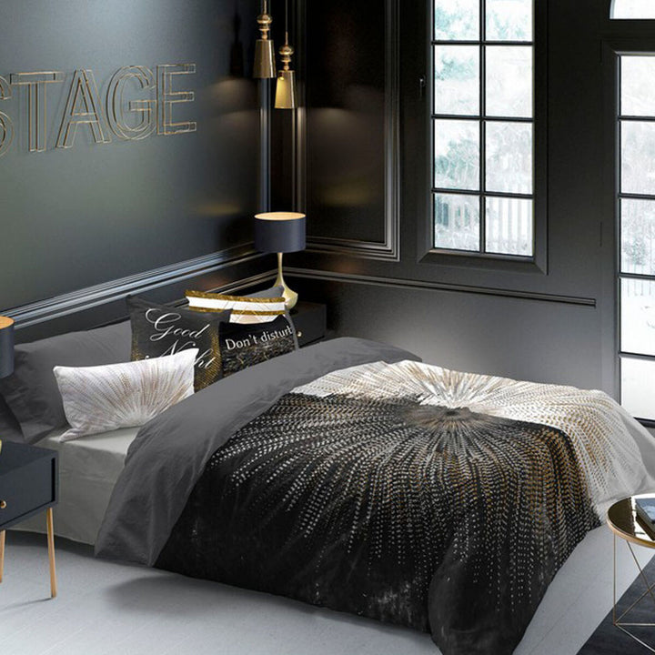 Bettdeckenbezug Naturals Broadway mit Federdesign in Schwarz und Gold im Schlafzimmer.