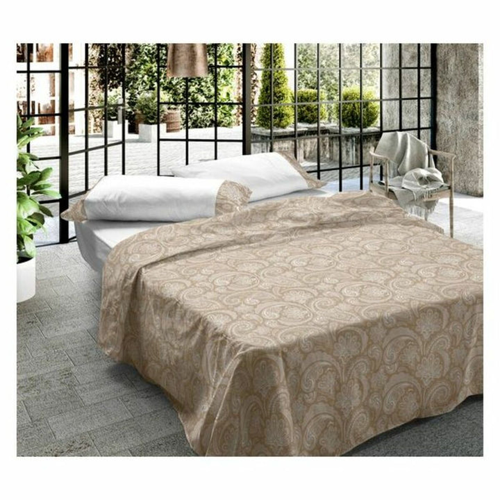 Elegantes beiges Oberlaken mit dekorativem Muster. Lua Dreams Bettüberwurf im Schlafzimmer.