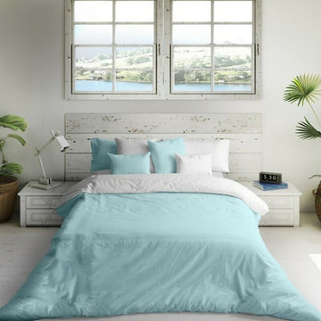 Blau-weißer Bettdeckenbezug Naturals auf einem Bett mit hellen Kissen für eine ruhige Atmosphäre.