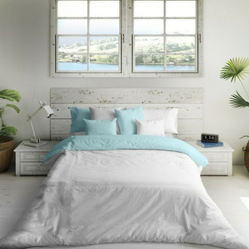 Blau-weißer Bettdeckenbezug Naturals auf einem Bett mit passenden Kissen.