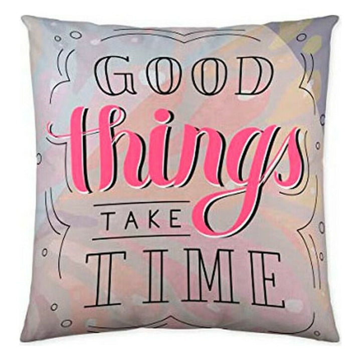 Quadratischer Kissenbezug mit dem Spruch 'Good things take time' in dekorativer Schrift.