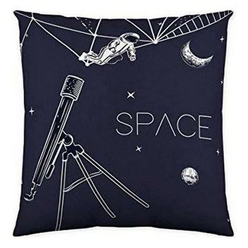 Dunkelblauer Kissenbezug mit Weltraum Motiven: Astronaut, Teleskop und Mond.