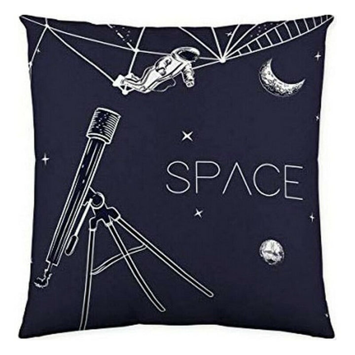 Dunkelblauer Kissenbezug mit Weltraum Motiven: Astronaut, Teleskop und Mond.