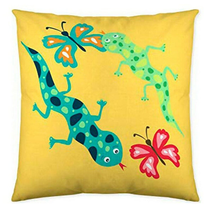 Gelber Kissenbezug mit exotischem Dschungel-Motiv, bunten Schmetterlingen und Eidechsen.