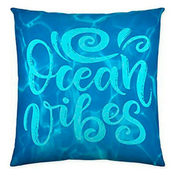 Blauer Kissenbezug mit "Ocean Vibes" Schriftzug für lebendige Deko.