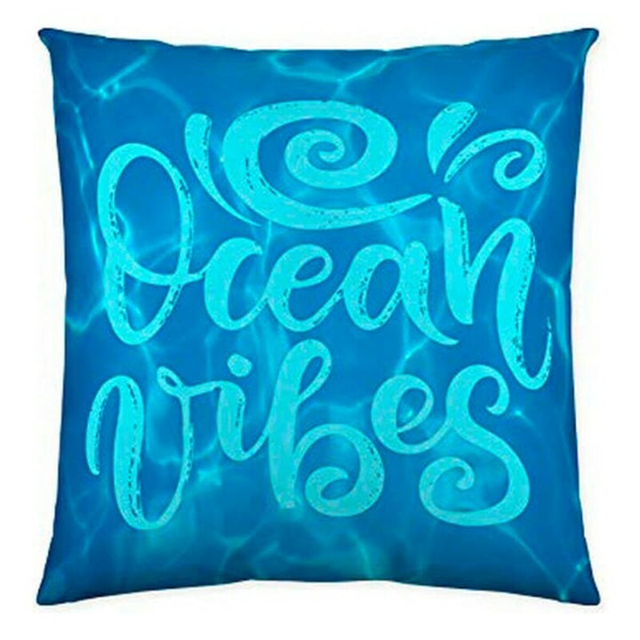 Blauer Kissenbezug mit "Ocean Vibes" Schriftzug für lebendige Deko.