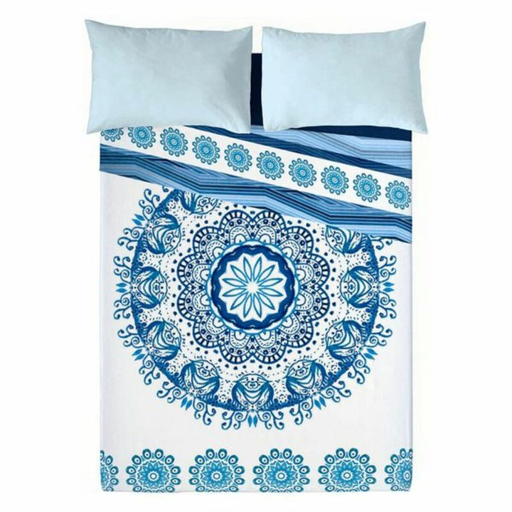 Oberlaken Costura Greek Indigo mit blauem Mandala-Muster und hellblauen Kissen.