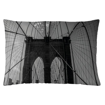 Naturals District Kissen 50x30 cm mit Schwarzweiß-Fotografie der Brooklyn Bridge.