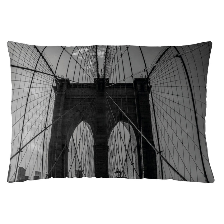 Naturals District Kissen 50x30 cm mit Schwarzweiß-Fotografie der Brooklyn Bridge.