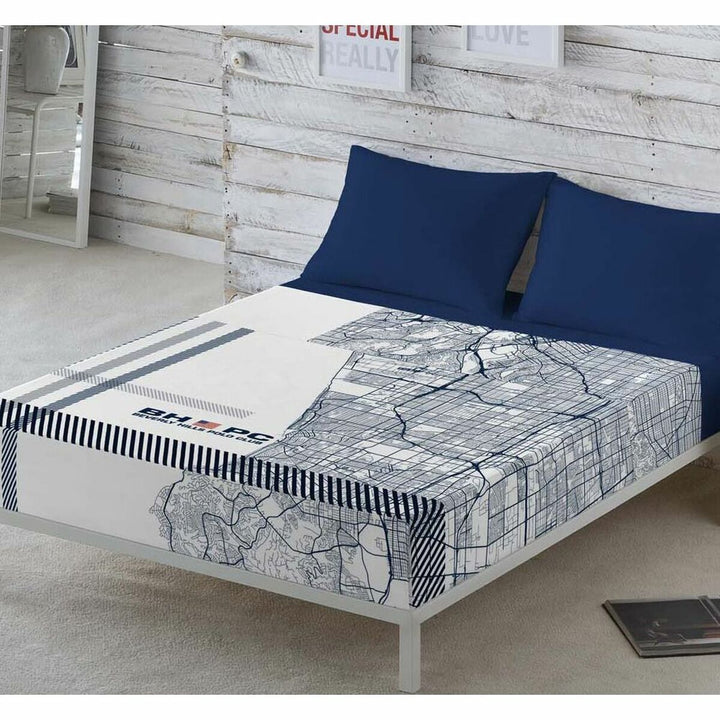 Bettwäsche-Set Ryan Double Size mit grafischem Muster und blauen Kissenbezügen.