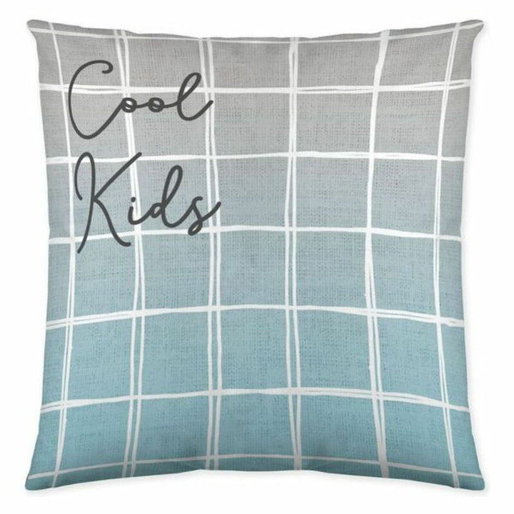 Blauer Kissenbezug mit 'Cool Kids' Schriftzug und Gittermuster für Kinder.