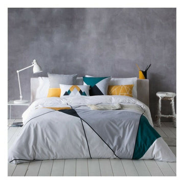 Weißer Bettdeckenbezug mit modernem geometrischem Muster in Teal, Gelb, Grau und Schwarz.