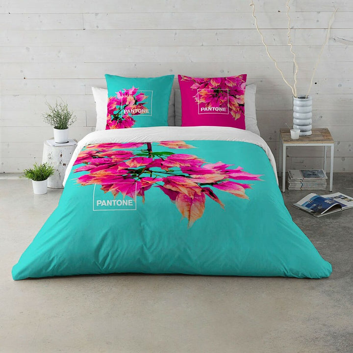 Türkisfarbener Bettdeckenbezug Bugnavilla Pantone mit Blumenmuster und passenden Kissenbezügen.