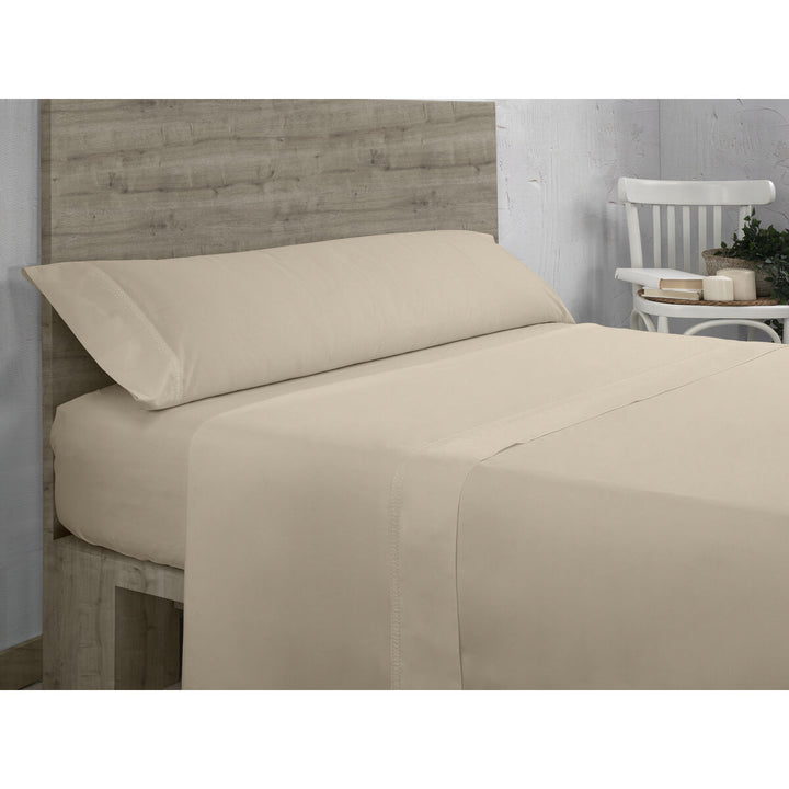 Nahaufnahme des taupefarbenen QUTUN Spannbetttuchs 200x200 cm von Alexandra House Living.