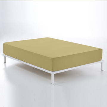 Hellbraunes Spannbettlaken 150x200 cm von Alexandra House Living auf einem Bett.
