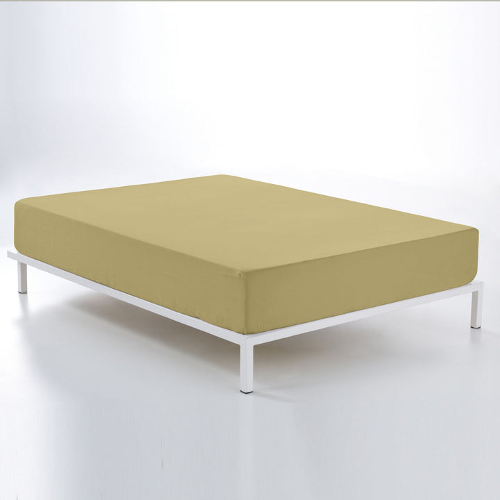 Hellbraunes Spannbettlaken 150x200 cm von Alexandra House Living auf einem Bett.