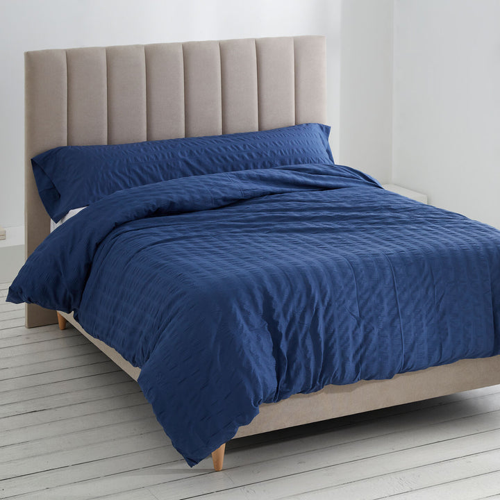 Alexandra House Living Amán Blau Bettbezug-Set für Einzelmatratze mit dezentem Muster.