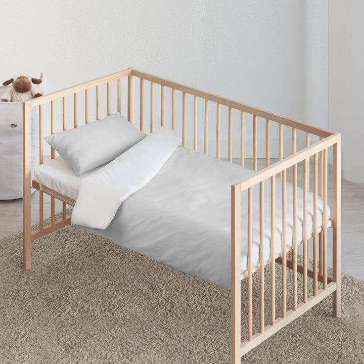 Weißer Kids&Cotton Kanu Bettbezug für Babybett 100x120 cm im Holz Kinderbett.
