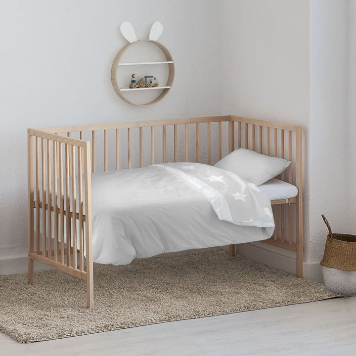 Kids&Cotton Kanu Bettbezug im Babybett. Weißer Bezug mit Sternen und passendem Kissen.