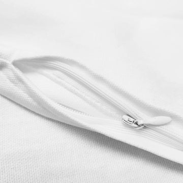 Nahaufnahme: Weißer Kissenbezug mit Reißverschluss und Textur.