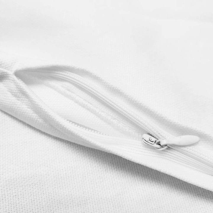 Detailansicht: Weißes Kissen mit Reißverschluss. Praktisch für die Füllung.