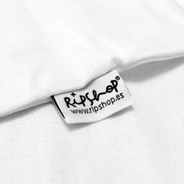 Nahaufnahme vom Kissen mit Ripshop-Etikett. Weisses Kissen mit Markenlogo.