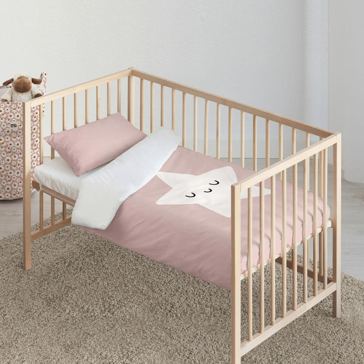 Rosa Bettbezug-Set mit Stern-Design im Kinderbett. Kids&Cotton Nadir Rosa Bettwäsche für Babys.