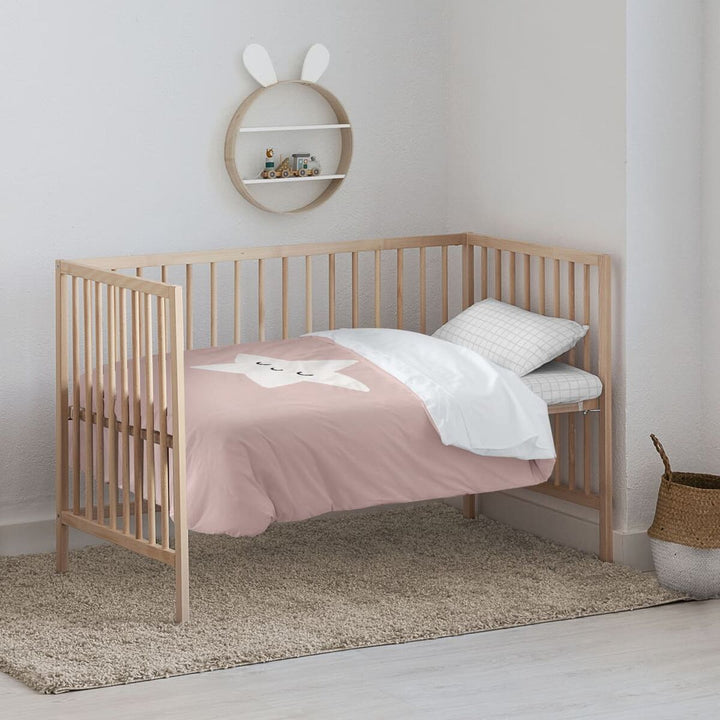 Rosa Kids&Cotton Bettbezug-Set mit Stern-Design im Kinderbett. Niedliches Babyzimmer-Dekor.