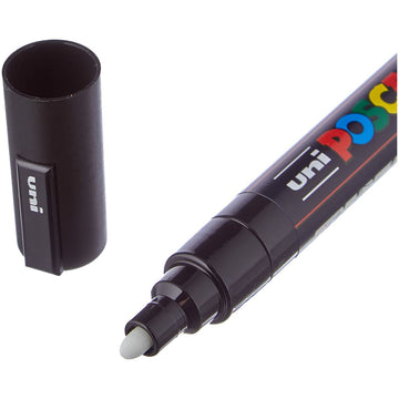 Nahaufnahme Uni-Ball POSCA Marker mit geöffneter Kappe. Schwarzer Marker, weiße Spitze.