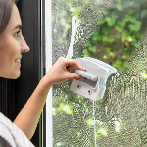 Frau putzt Fenster mit magnetischem Reiniger Magly - homely Family Shop